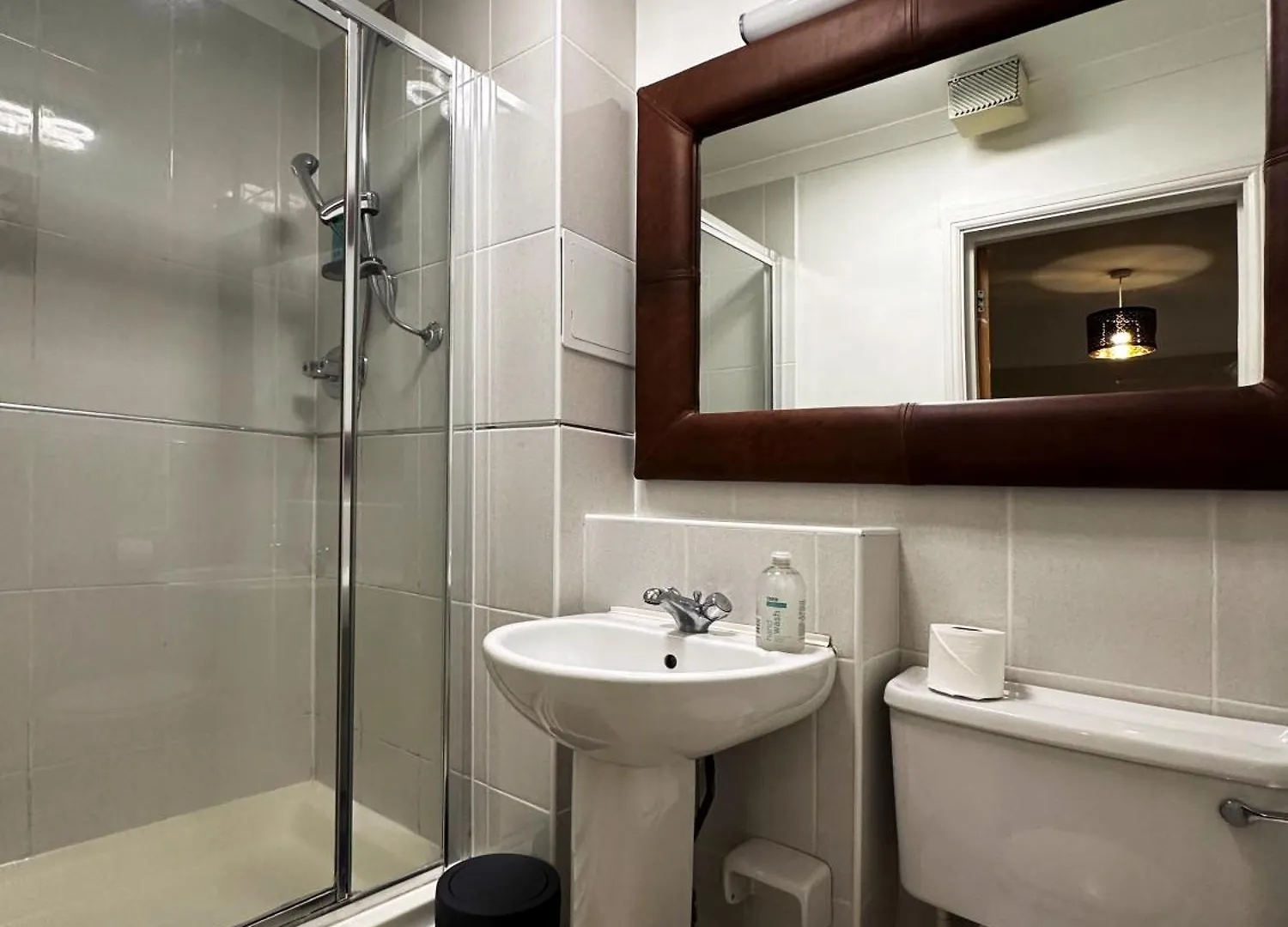 Mia Place In Tower Hill, 2 Double Beds, Max 4 People, Free Parking Available Upon Request, Great Location London Apartment
