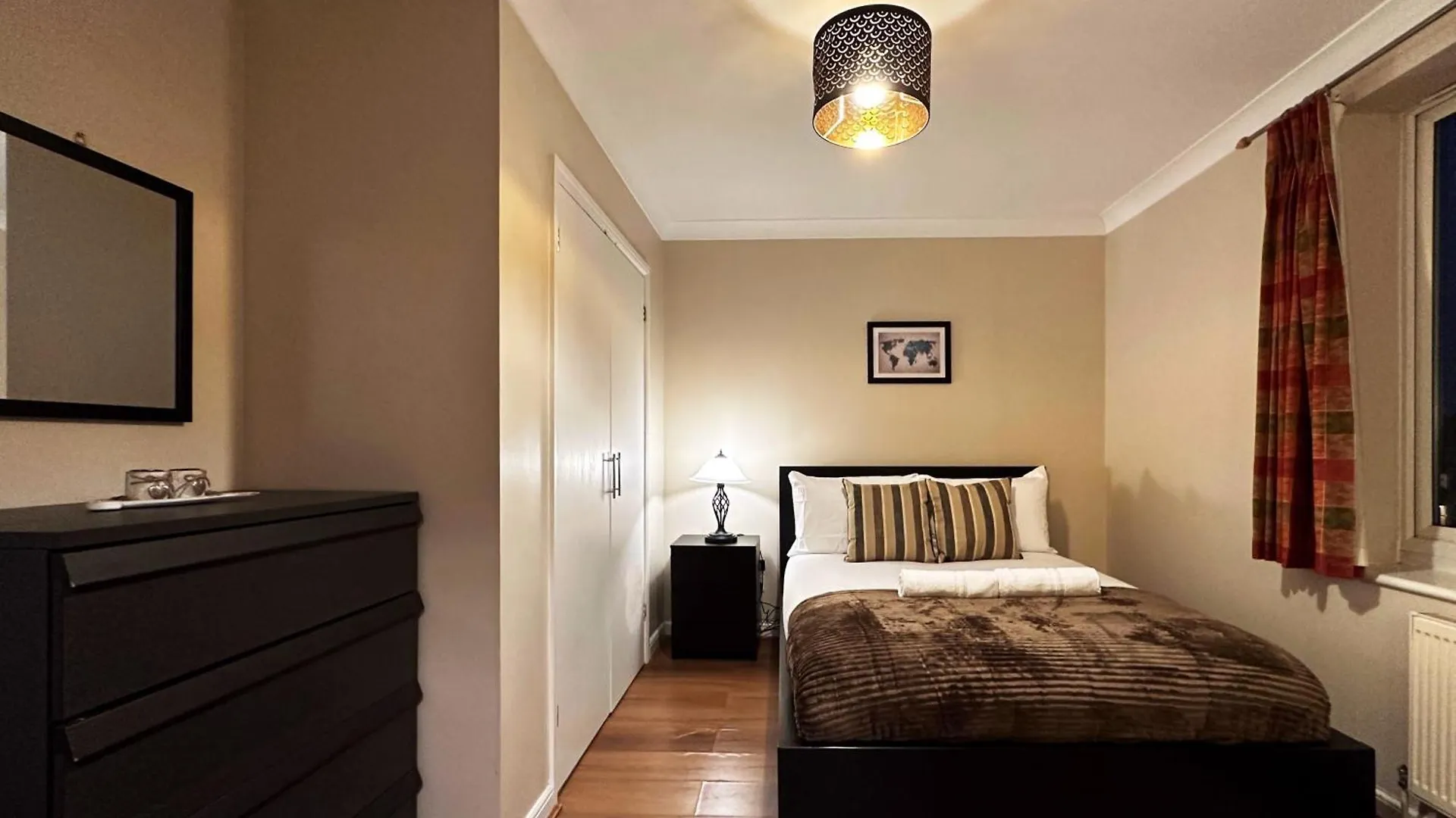 Daire Mia Place In Tower Hill, 2 Double Beds, Max 4 People, Free Parking Available Upon Request, Great Location Londra